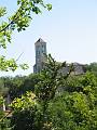 Le clocher de l'église, vu du petit sentier.